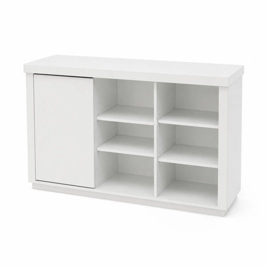 Buffet en bois blanc avec étagères réglables et porte coulissante